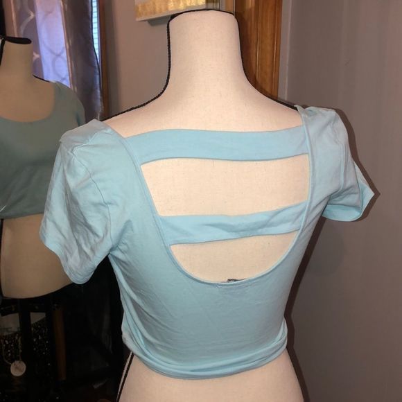 Light blue crop top with back detail - Picture 1 of 3